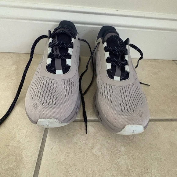 On Running Light Purple Sneakers with Navy Details - Picture 3 of 6